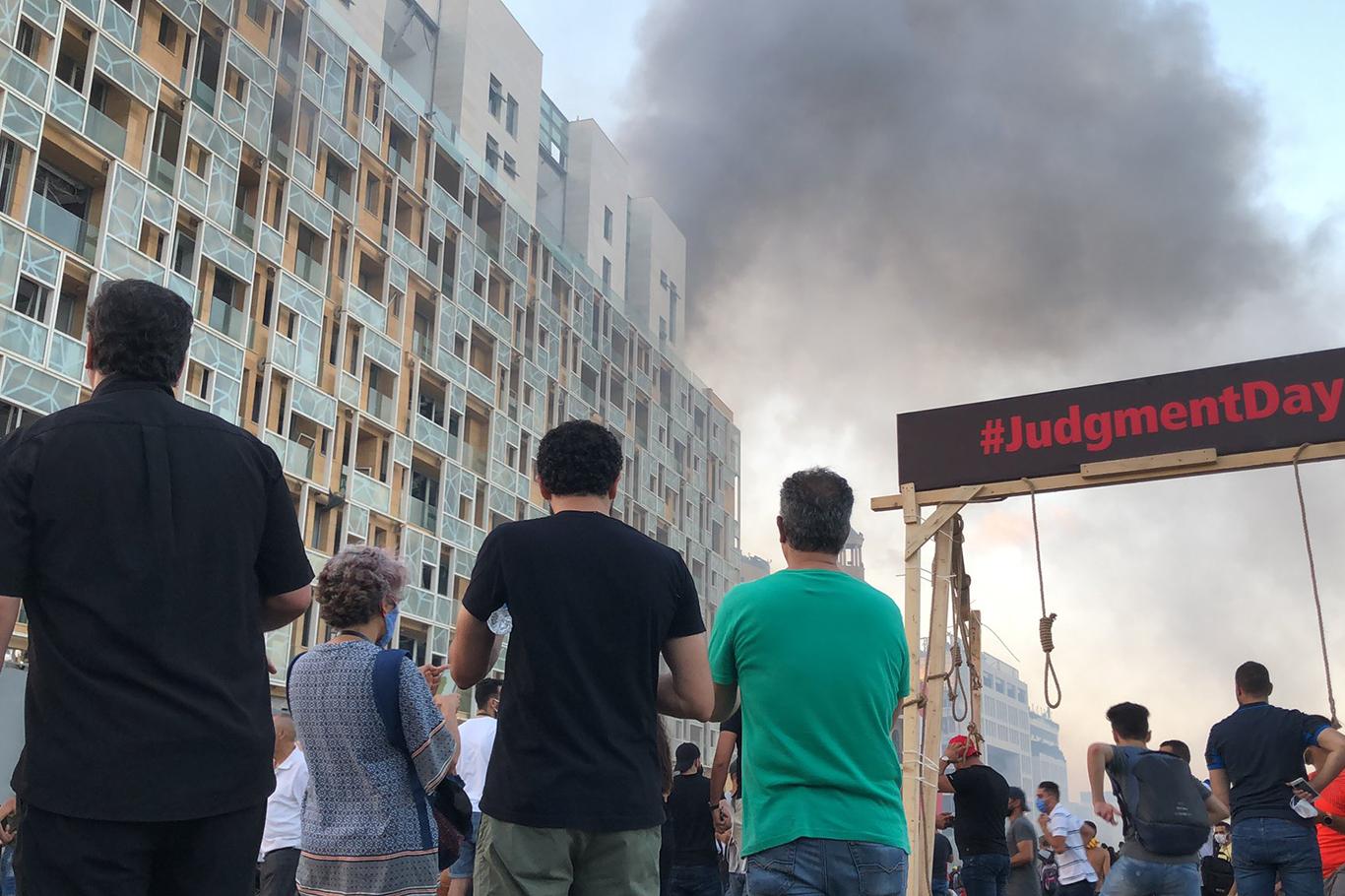Lübnan'da göstericiler parlamento binasının etrafını sardı